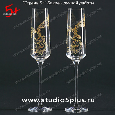 Свадебные бокалы, выполненные контурами с золотой росписью, точечный стиль