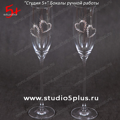 Необычные свадебные бокалы, декорированные стразами Swarovski - хороший подарок на свадьбу