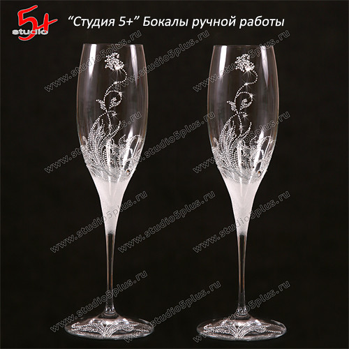 Украшение бокалов для шампанского на свадьбу кристаллами Сваровски