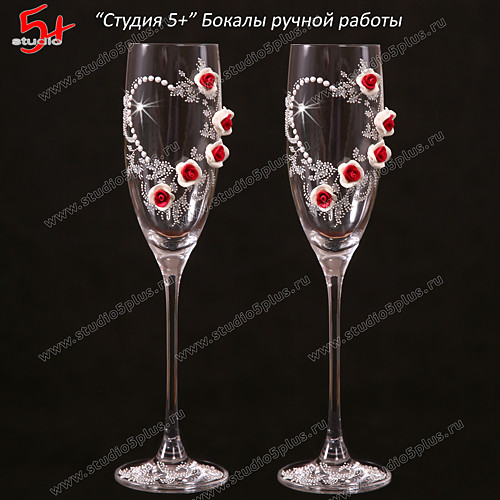 Свадебные бокалы с красно-белыми розами