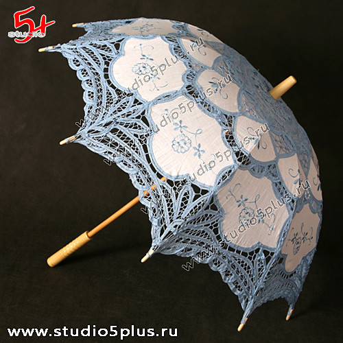 Бело-голубой кружевной зонтик невесты