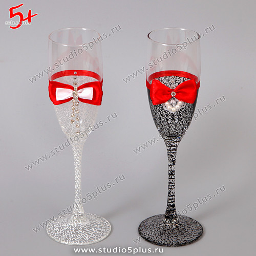 Свадебные бокалы красные с бантами и узором для жениха и невесты