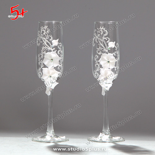Свадебные бокалы с белыми цветами