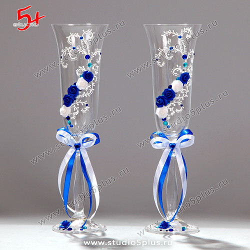Свадебные бокалы в синем цвете, декорированные розами
