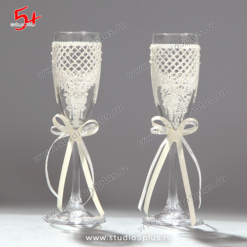 Свадебные бокалы с кружевом белого цвета