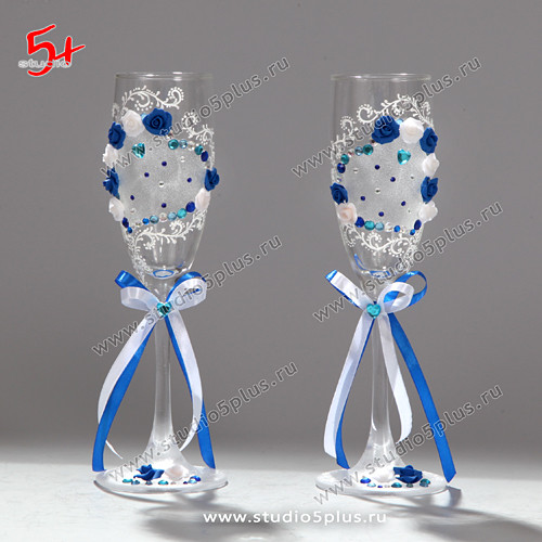 Свадебные бокалы с синими розочками и стразами