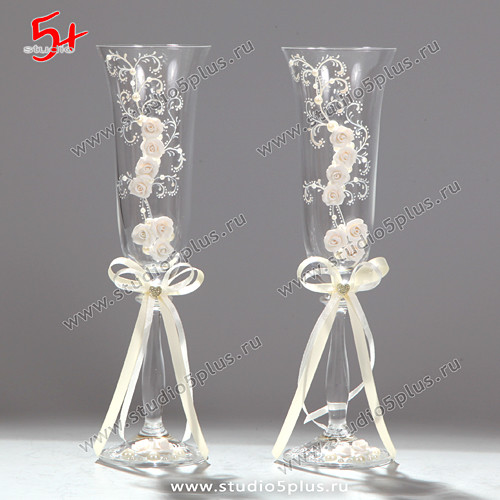 Свадебные бокалы в белом цвете ручной работы