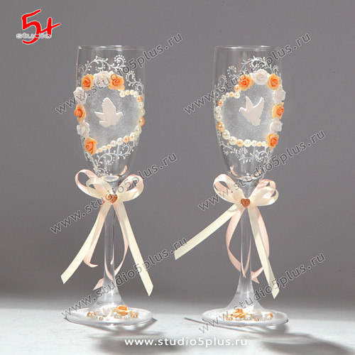 Свадебные бокалы персиковые, декорированы голубями