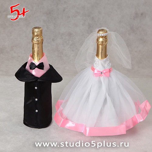 Костюмы жениха и невесты для бутылок шампанского на свадьбу в розовом цвете купить в СПб