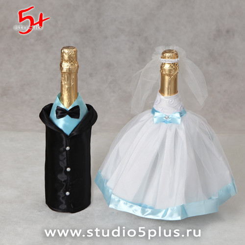 Декор шампанского на свадьбу - костюмы для бутылок в голубом цвете