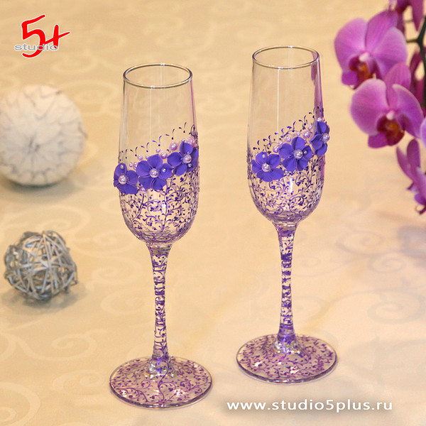 Оригинальные бокалы для молодоженов в ультра-фиолетовом цвете
