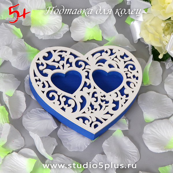Подставка для свадебных колец из дерева, в синем цвете в форме сердца