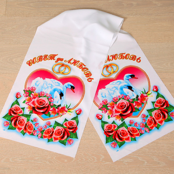 Современный рушник на свадьбу с картинкой лебеди и розами