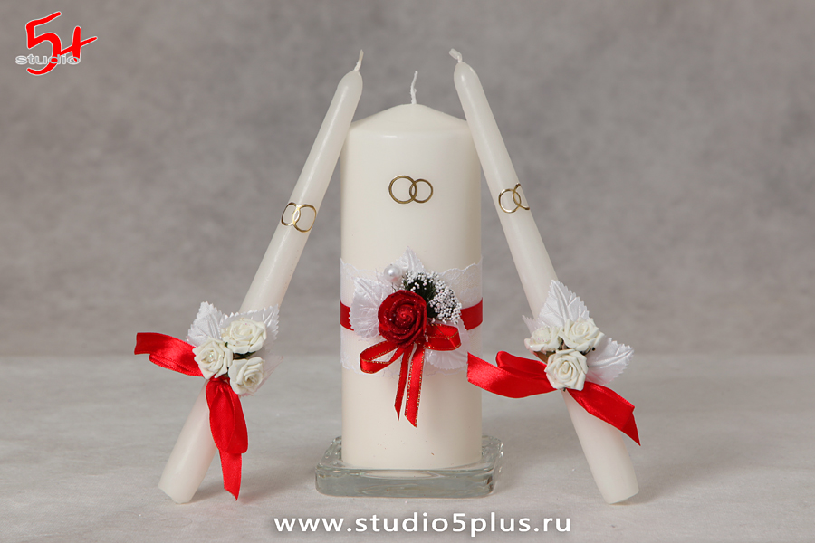 Оформление трёх свечей семейного очага на свадьбе цветочными бутоньерками