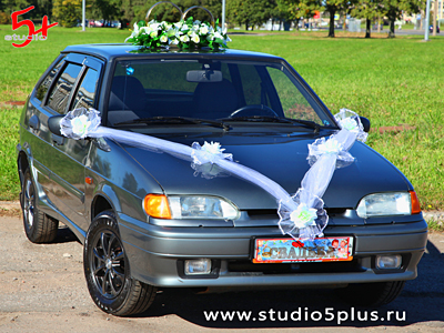 Аксессуары для свадебных авто: кольца с цветами и лента углом на капоте