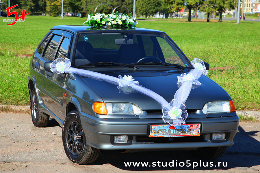 Машина украшена на свадьбу: кольца на крыше и лента на капоте