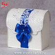 Сундук для денег на свадьбу, декорирован синей лентой с откидной крышкой